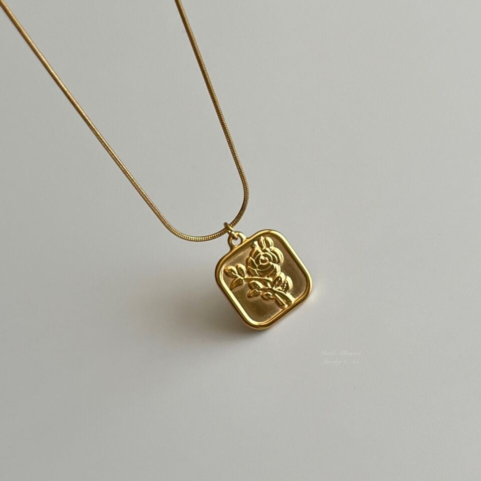 Çelik Kare Çiçek Motif Kolye