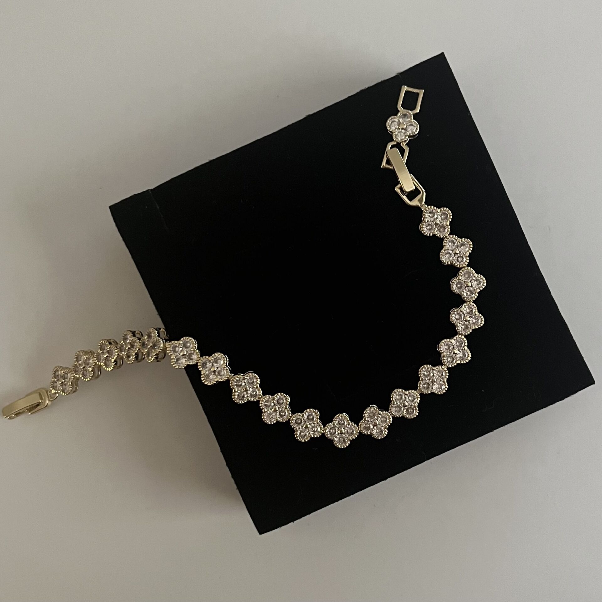 Altın Kaplama Çiçek Motif Bileklik