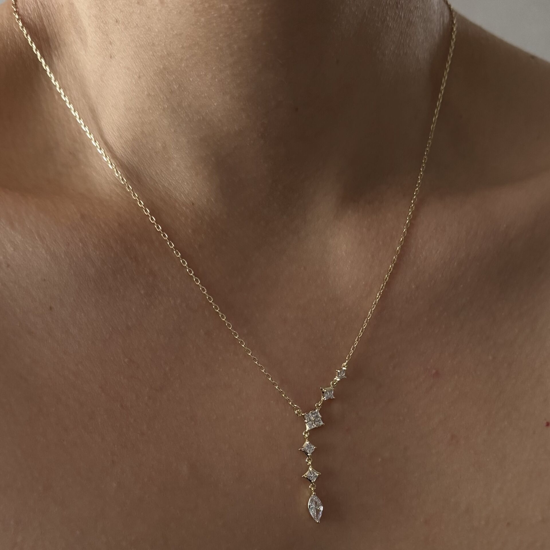 Xuping Sallantılı Damla Taşlı Kolye