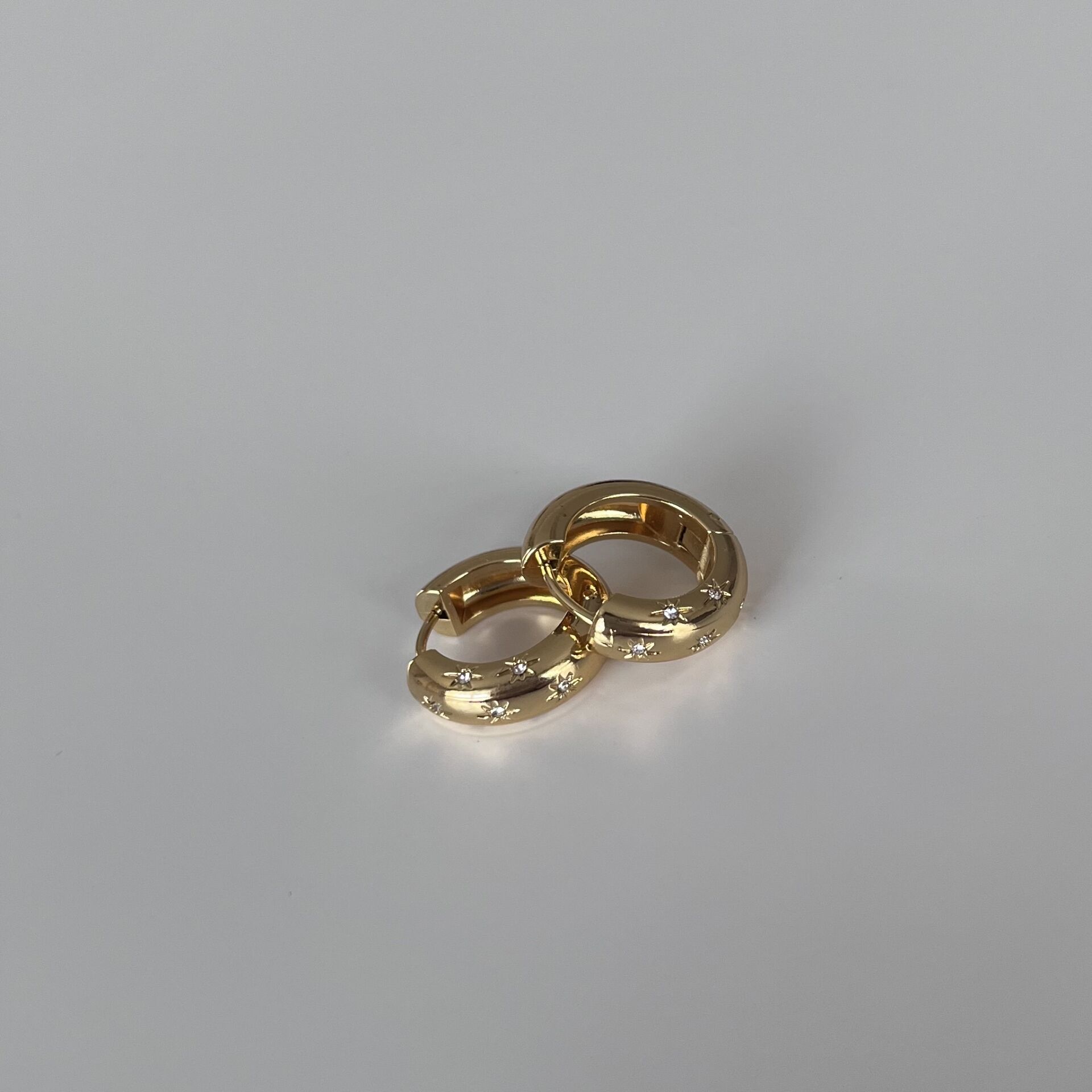 Çelik Taşlı Yıldız Motif Küpe