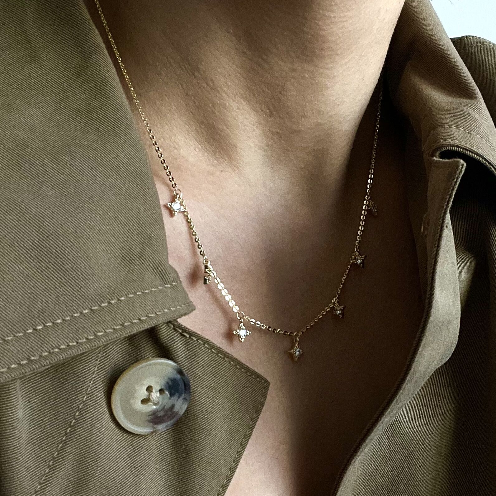 Altın Kaplama Sallantılı Yıldız Detaylı Kolye