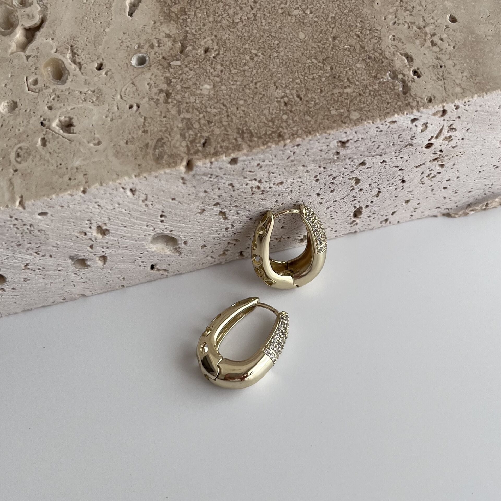 Oval Taşlı Bombeli Xuping Küpe