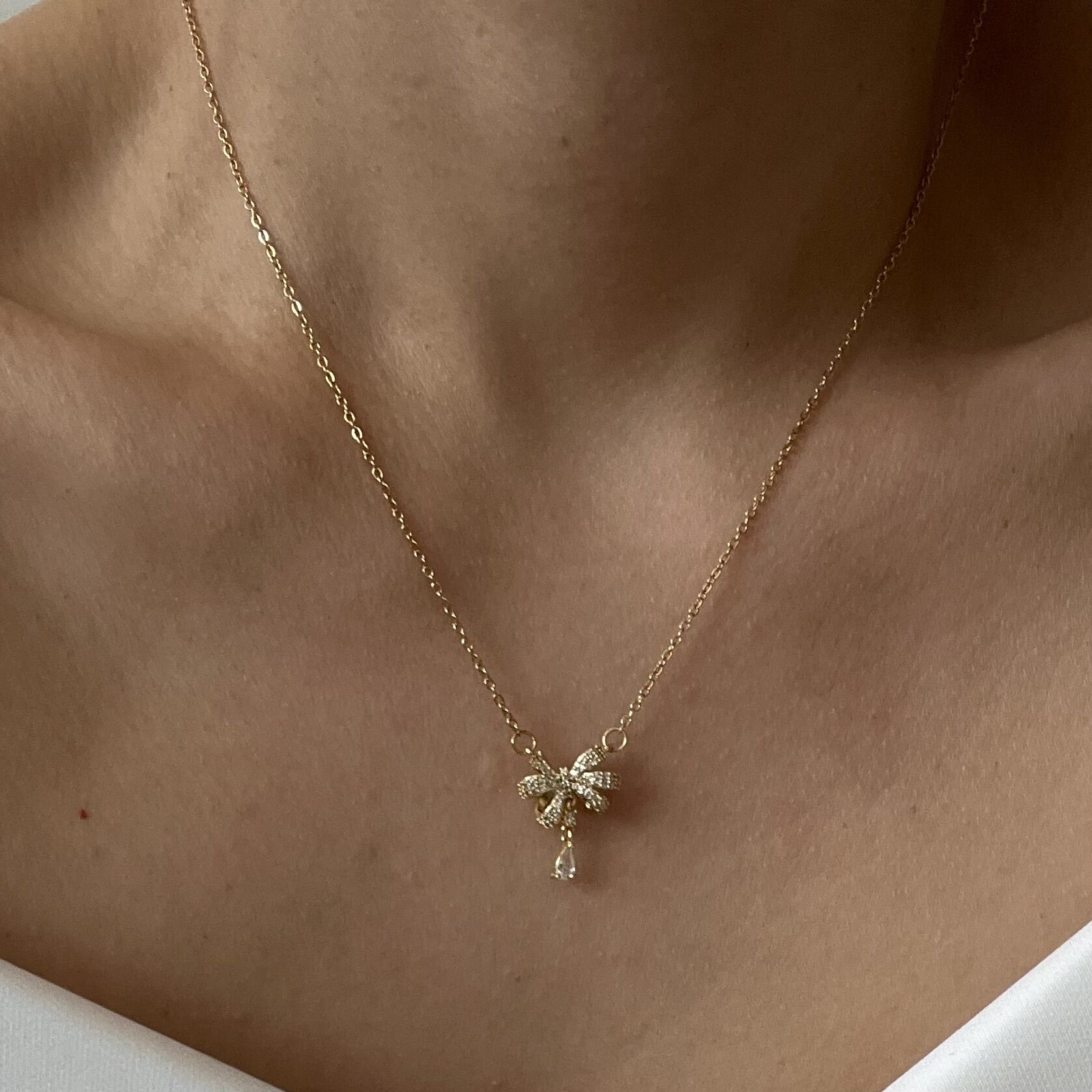 Çelik Sallantılı Taşlı Fiyonk Kolye