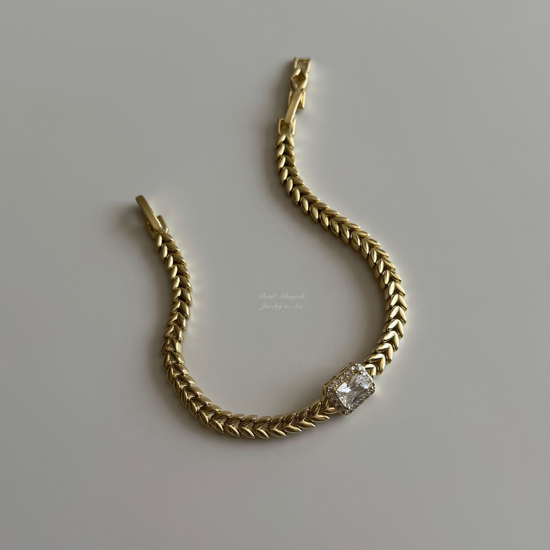 Altın Kaplama Baget Taşlı V Bileklik