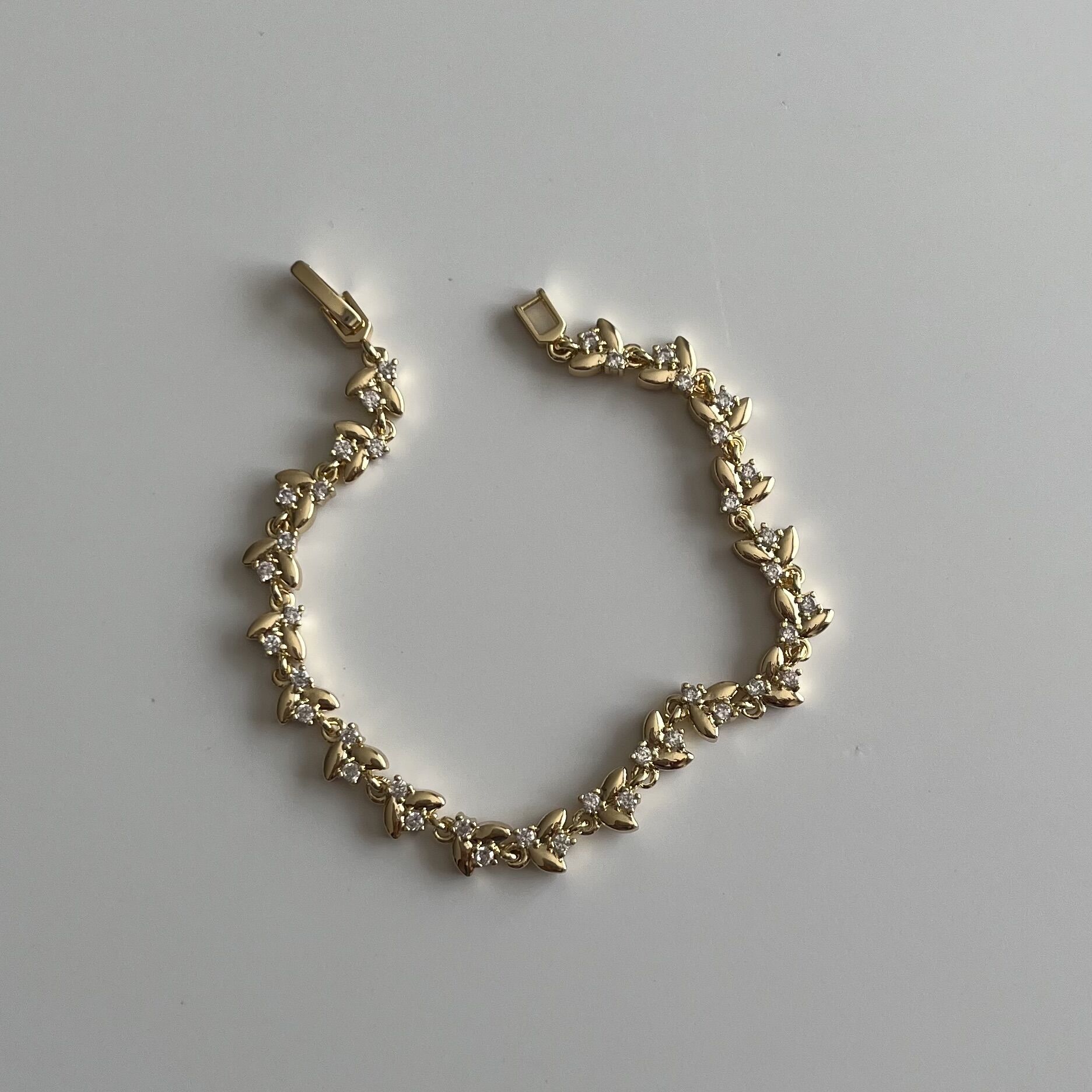 Altın Kaplama Taşlı Yaprak Motif Bileklik