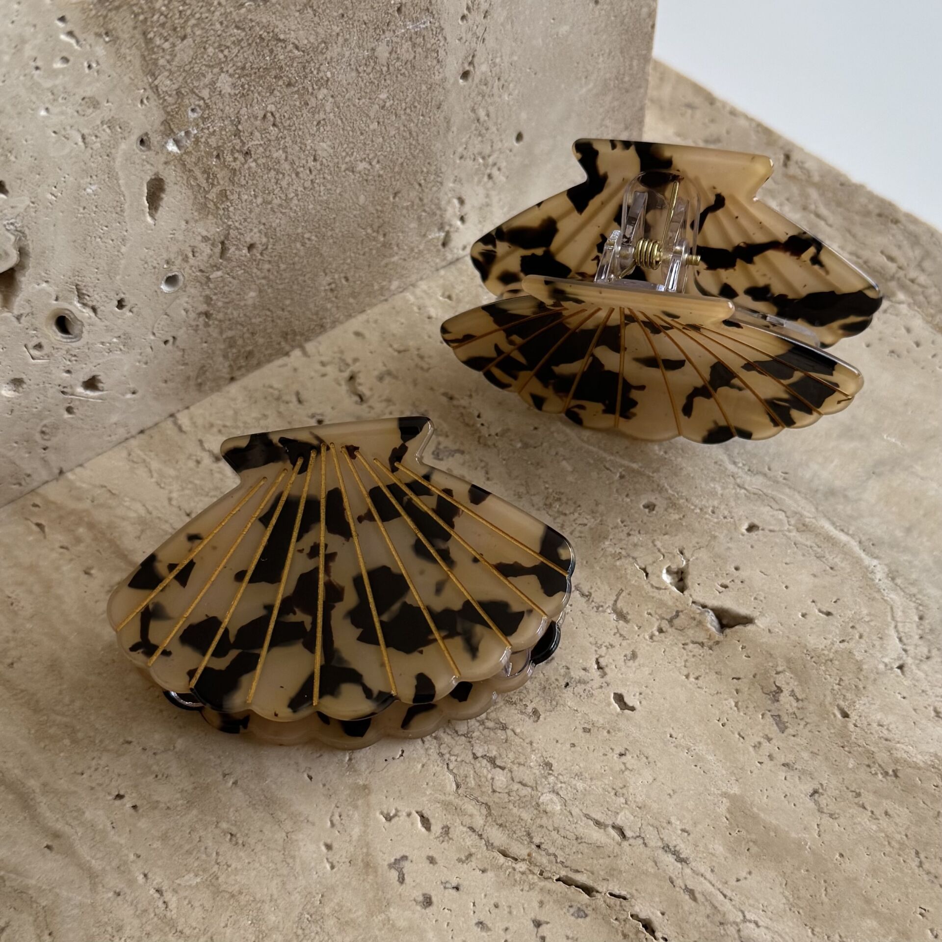 Leopar Desen İstiridye Kemik Toka