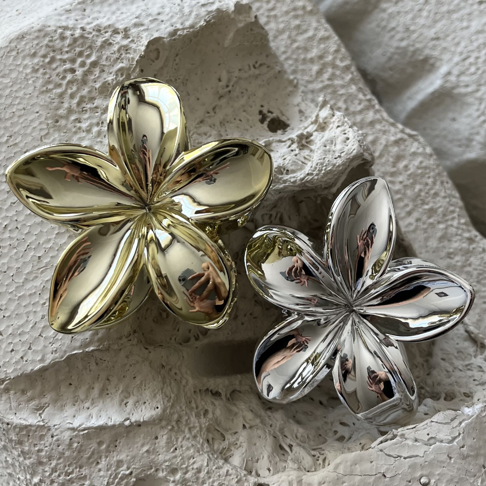 Parlak Lotus Çiçeği Mandal Toka