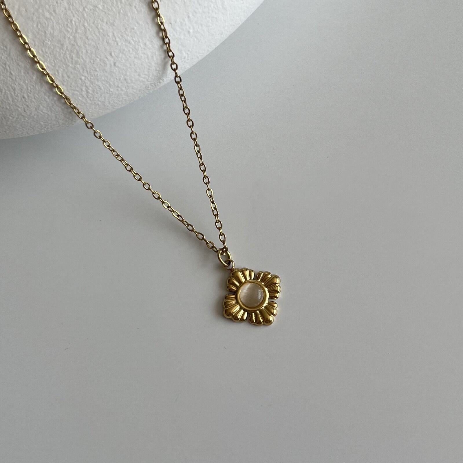 Çelik Nut Taşlı Çiçek Motif Kolye