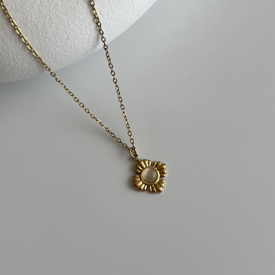 Çelik Nut Taşlı Çiçek Motif Kolye