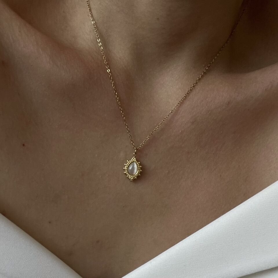 Çelik Oval Vintage Desenli Nut Taşlı Kolye