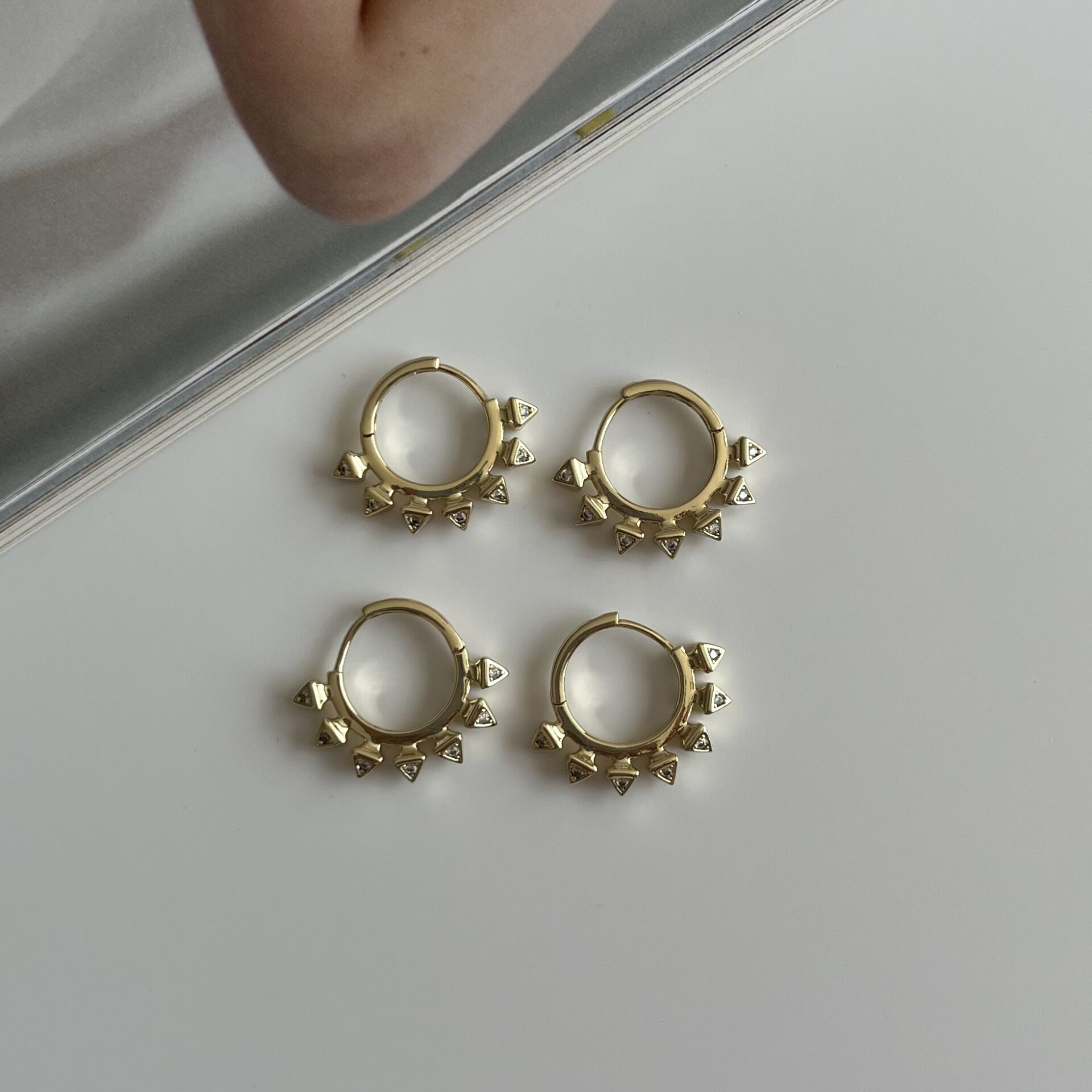 Taşlı Üçgen Desenli Xuping Küpe