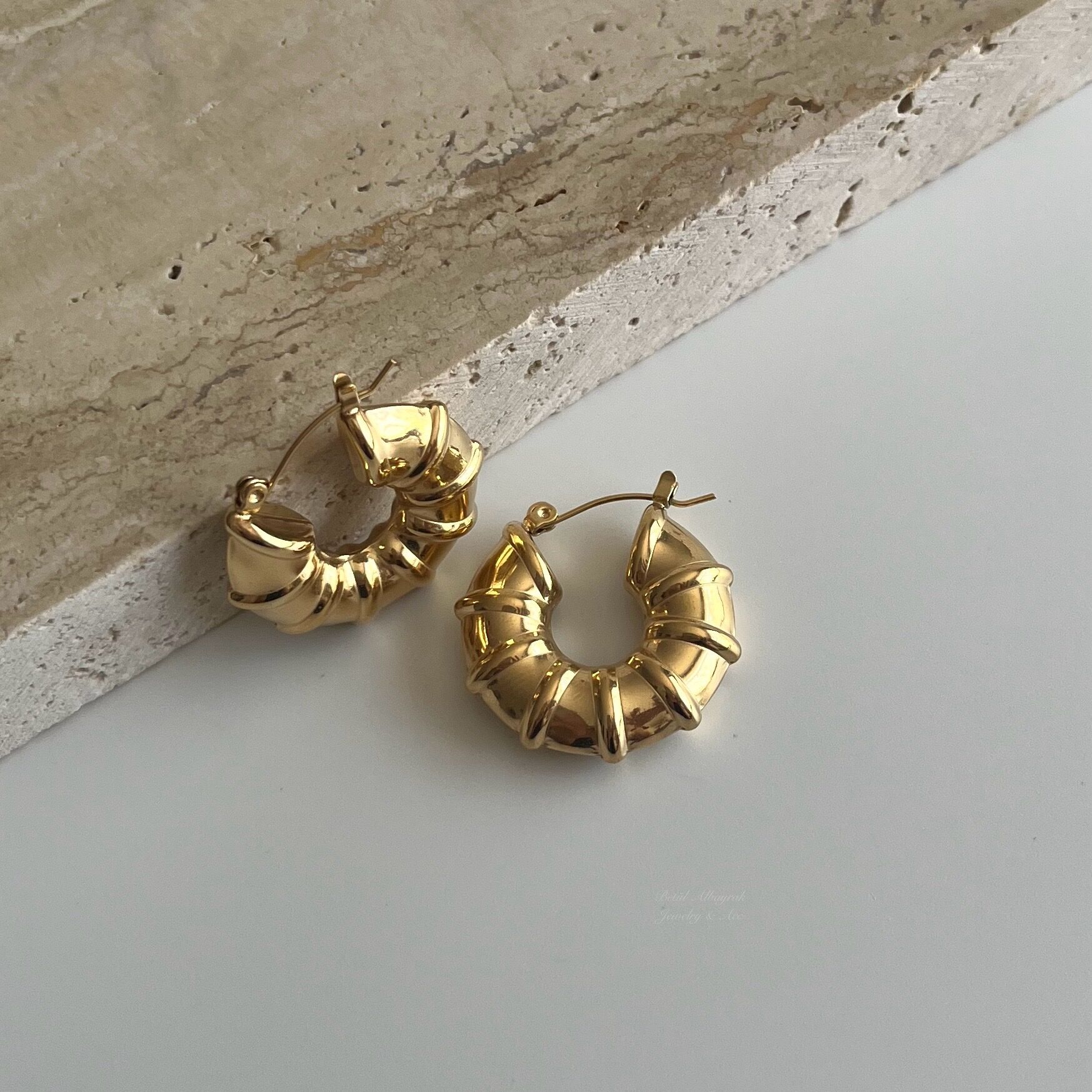 Çelik Bombeli Çizgili Halka Küpe