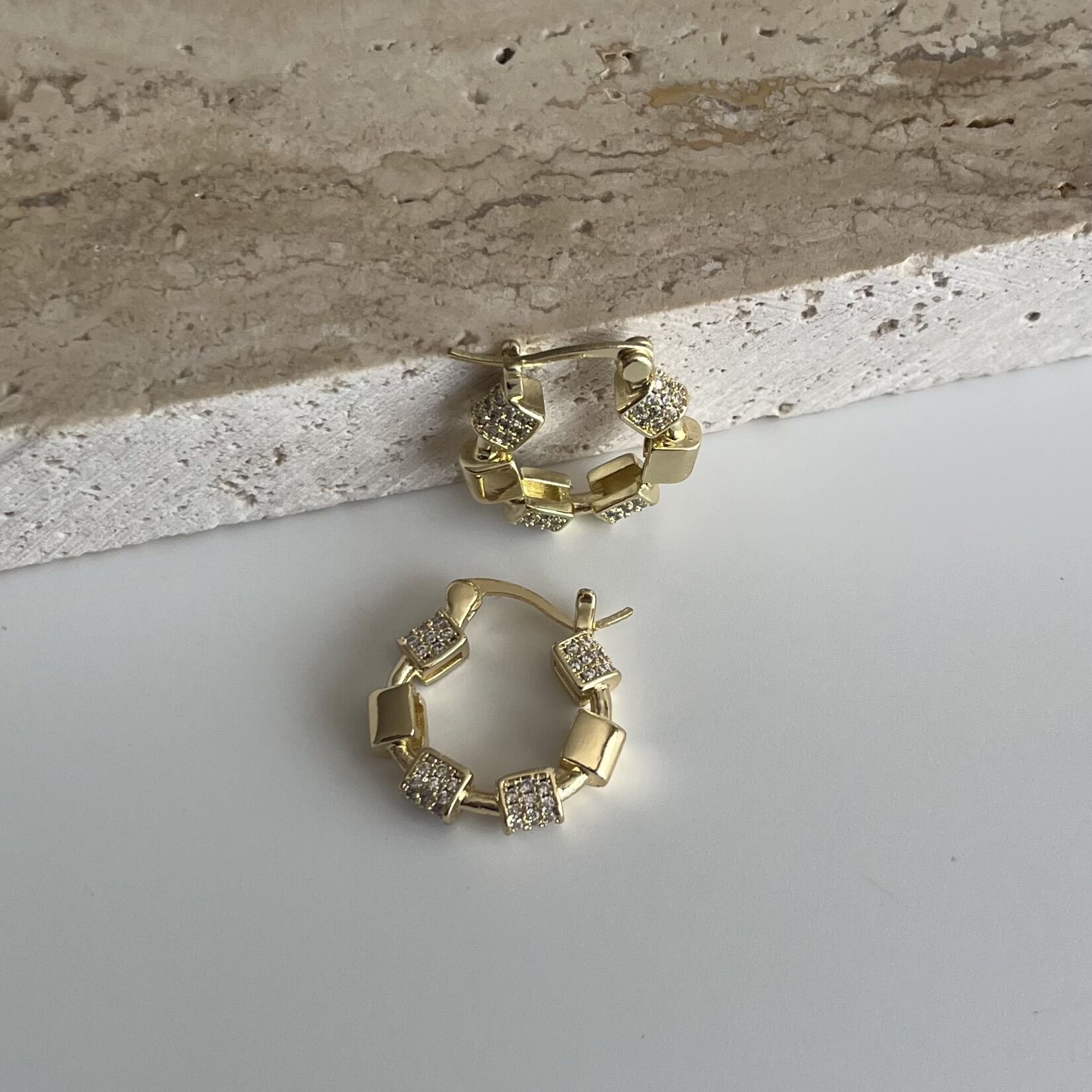 Vip Taşlı Küp Detay Halka Küpe