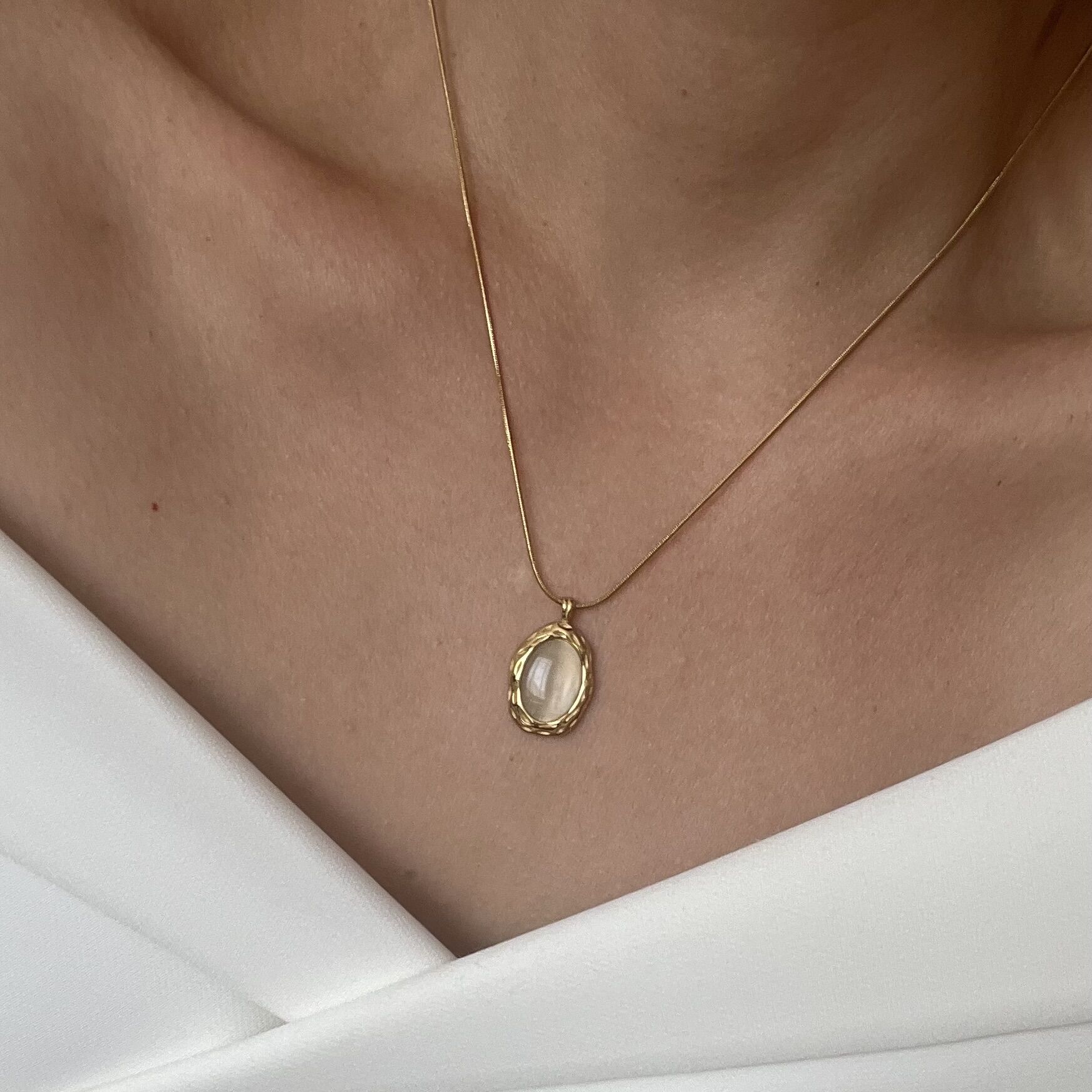 Çelik Oval Taşlı Vintage Kolye