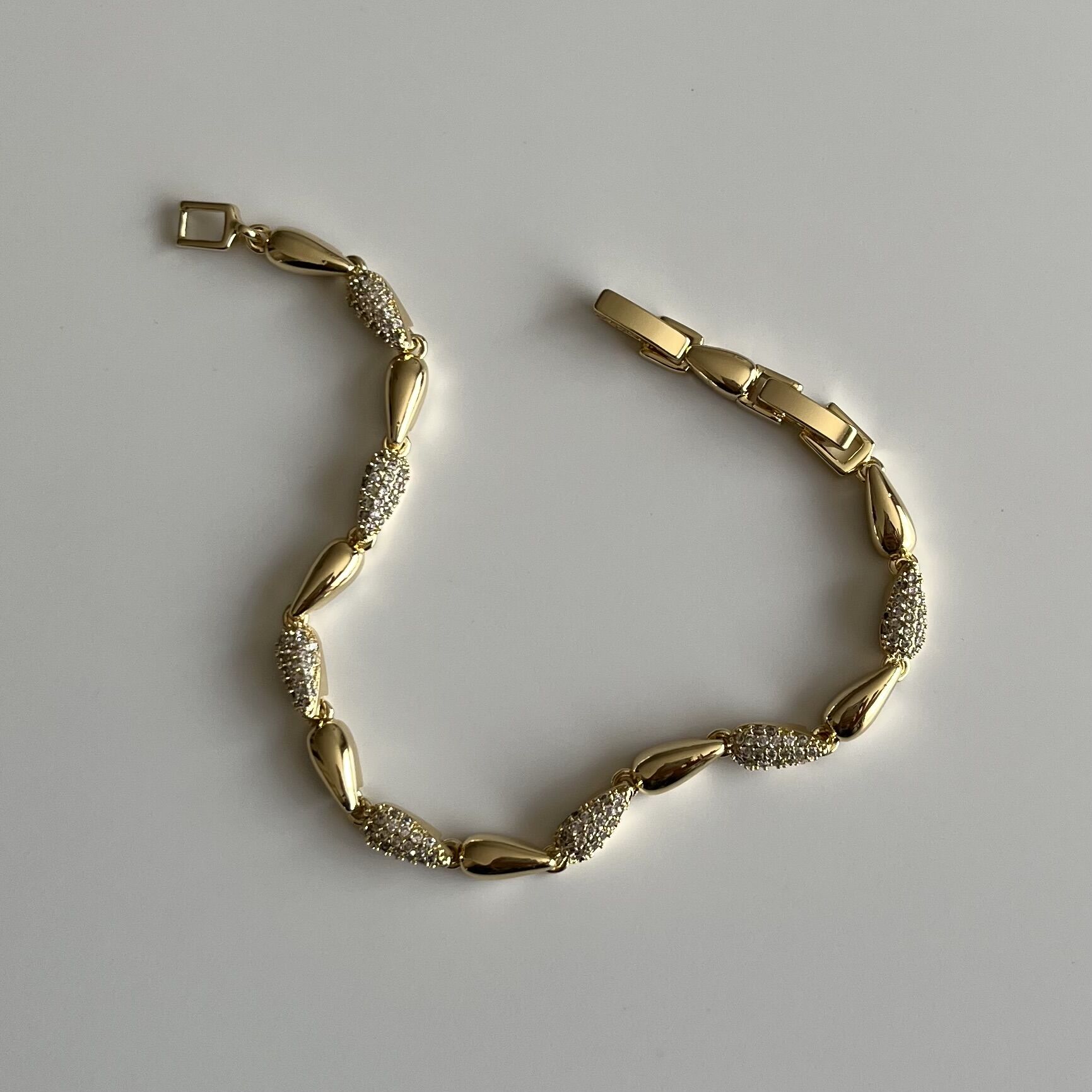 Altın Kaplama Minimal Damla Taşlı Bileklik