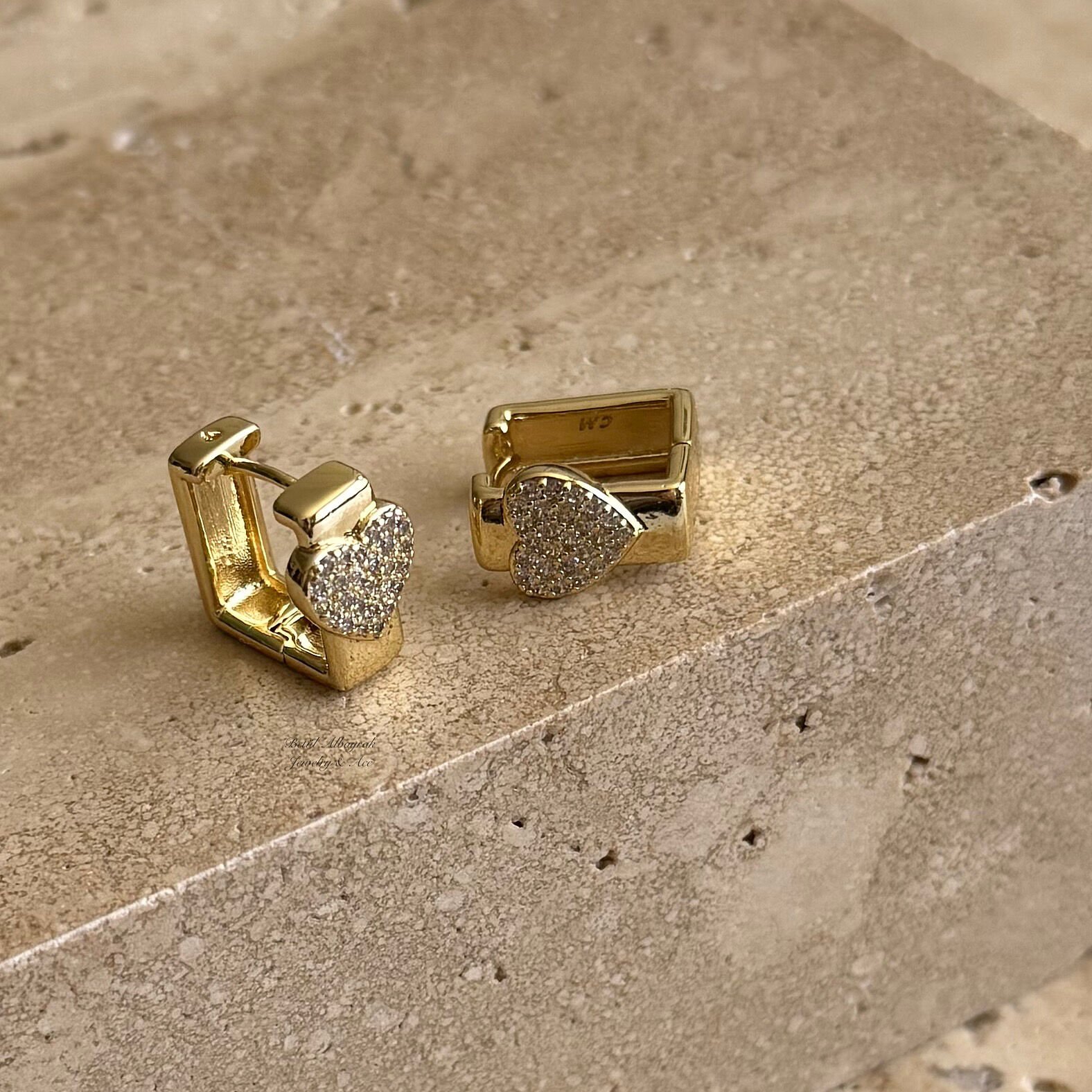 Vip Taşlı Kalp Figür Kare Küpe