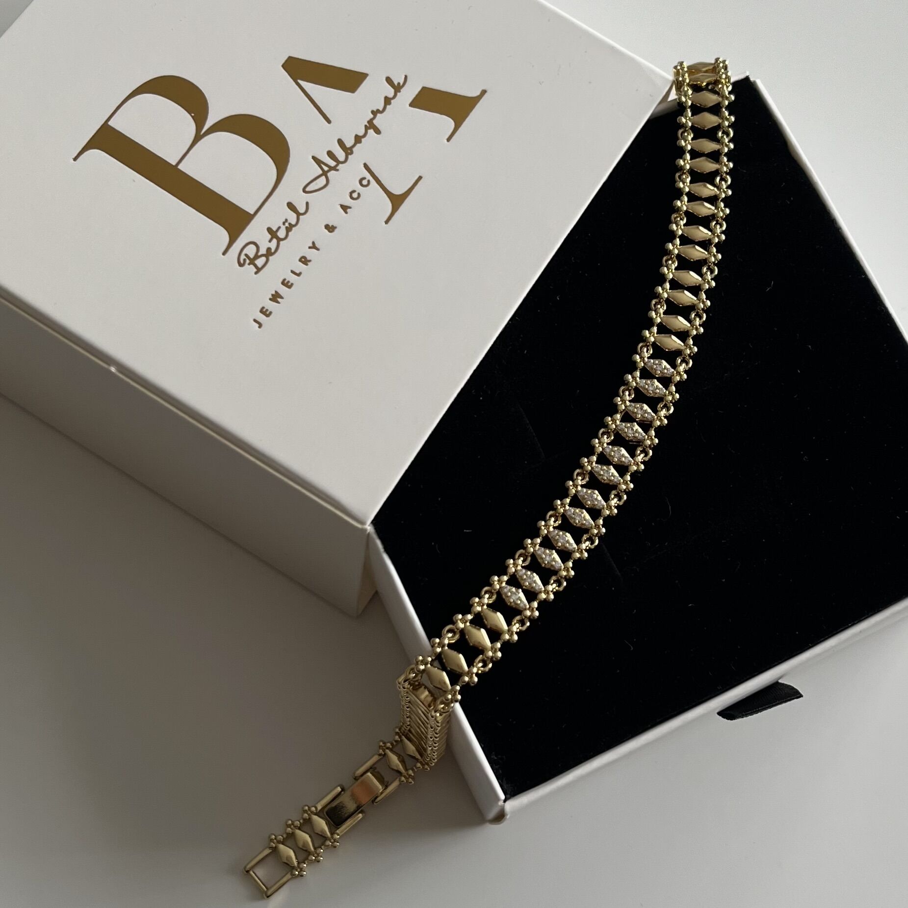 Üçgen Taşlı Şerit Model Xuping Bileklik