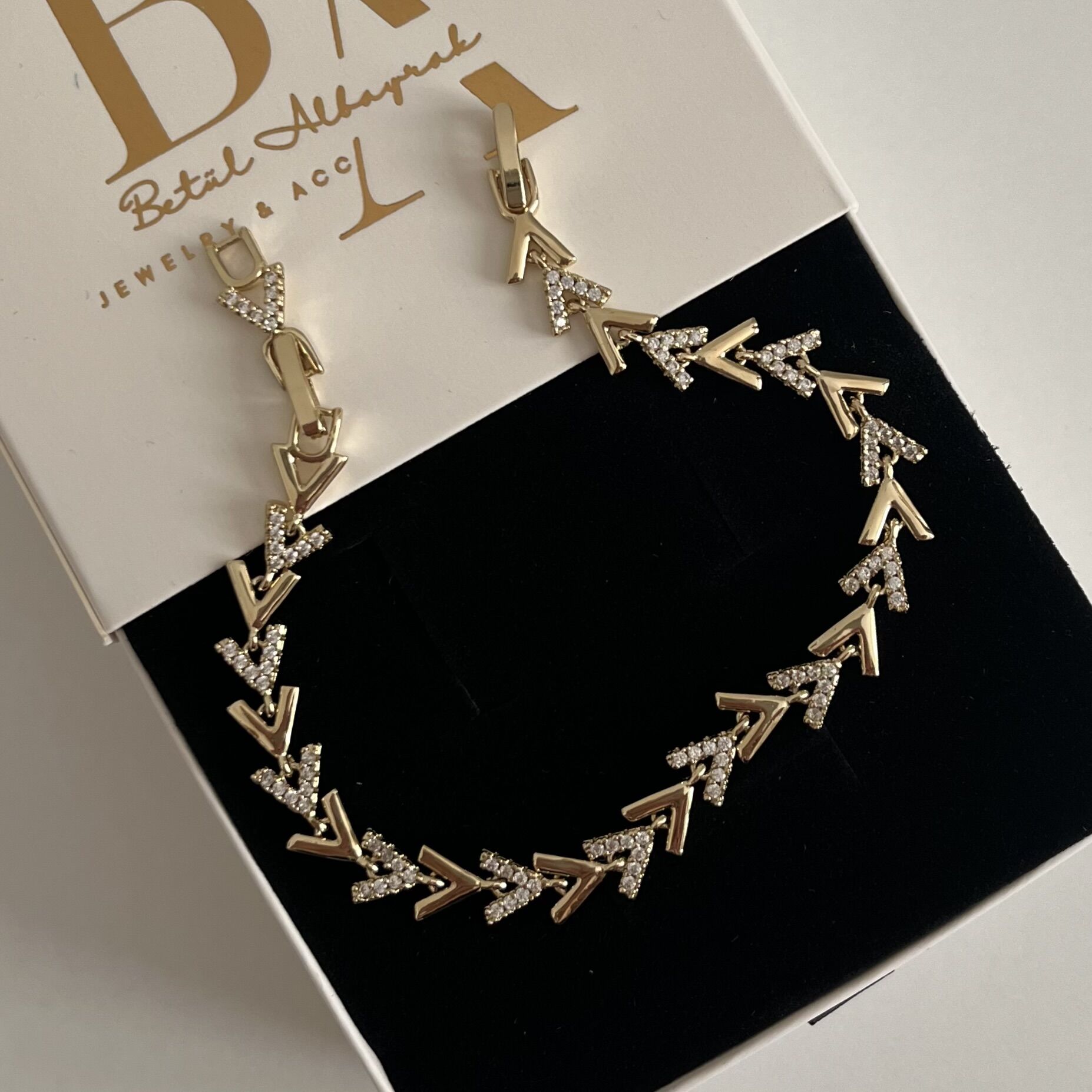 V Model Xuping Bileklik